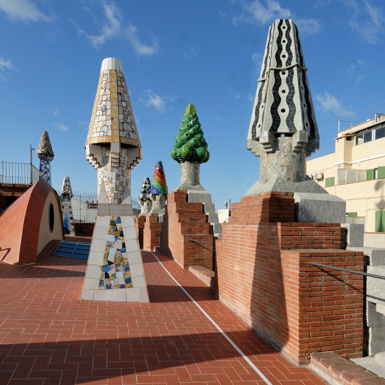 Intérieur de la Palau Güell avec colonnes arborescentes